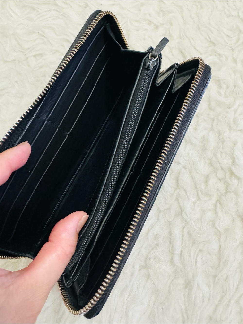 Gucci Guccisima Black Leather Embossed GG Round Zip Wallet - Picture 9 of 15